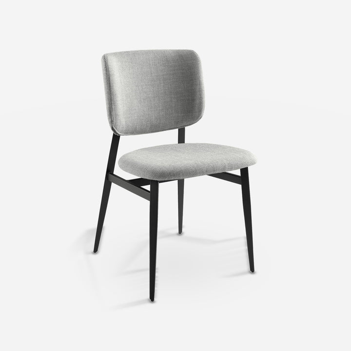 Silla tela gris claro sobre fondo gris de estudio