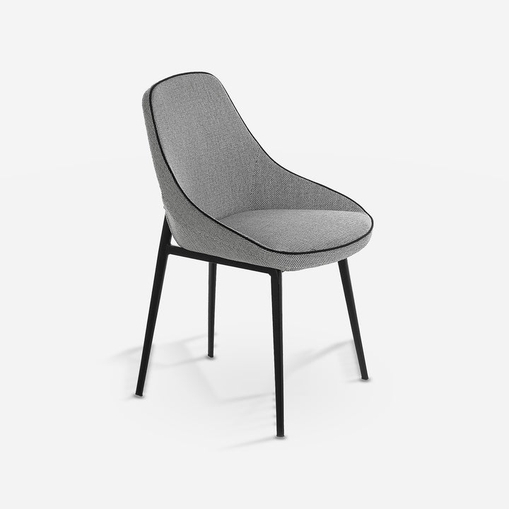 Silla tela gris sobre fondo gris de estudio