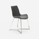 Silla tela gris oscuro sobre fondo gris de estudio