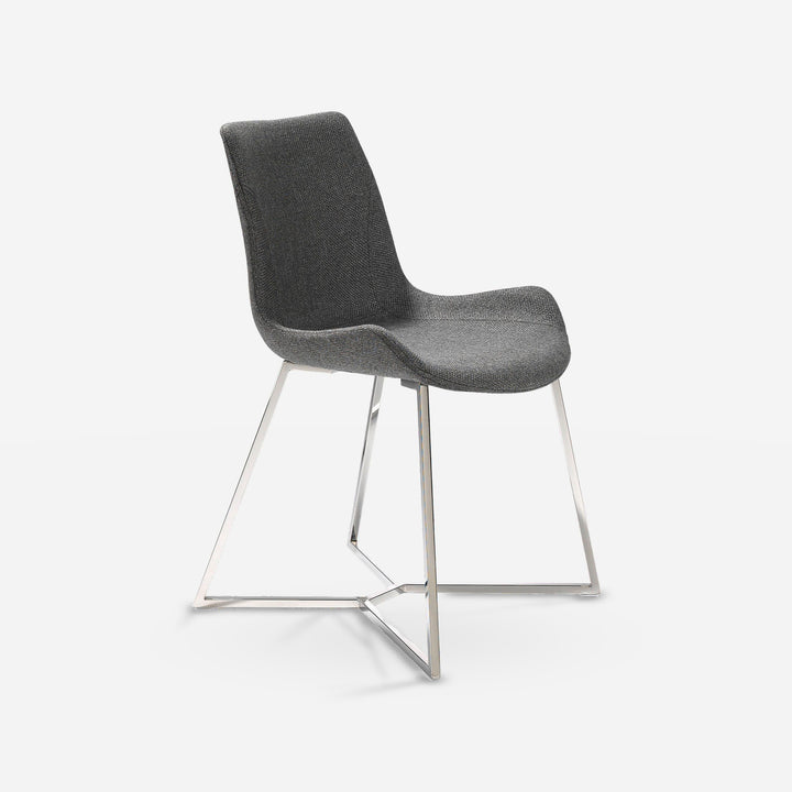 Silla tela gris oscuro sobre fondo gris de estudio