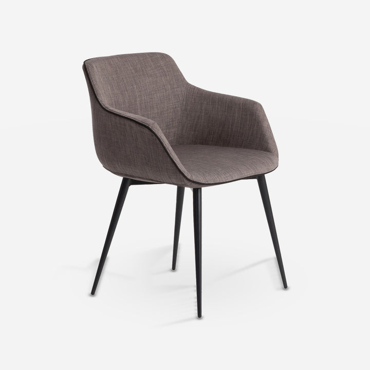 Silla tela gris oscuro sobre fondo gris de estudio