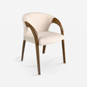 Silla terciopelo crema sobre fondo gris de estudio