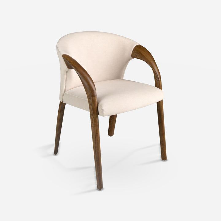 Silla terciopelo crema sobre fondo gris de estudio
