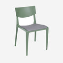 Silla polipropileno blanco sobre fondo gris de estudio