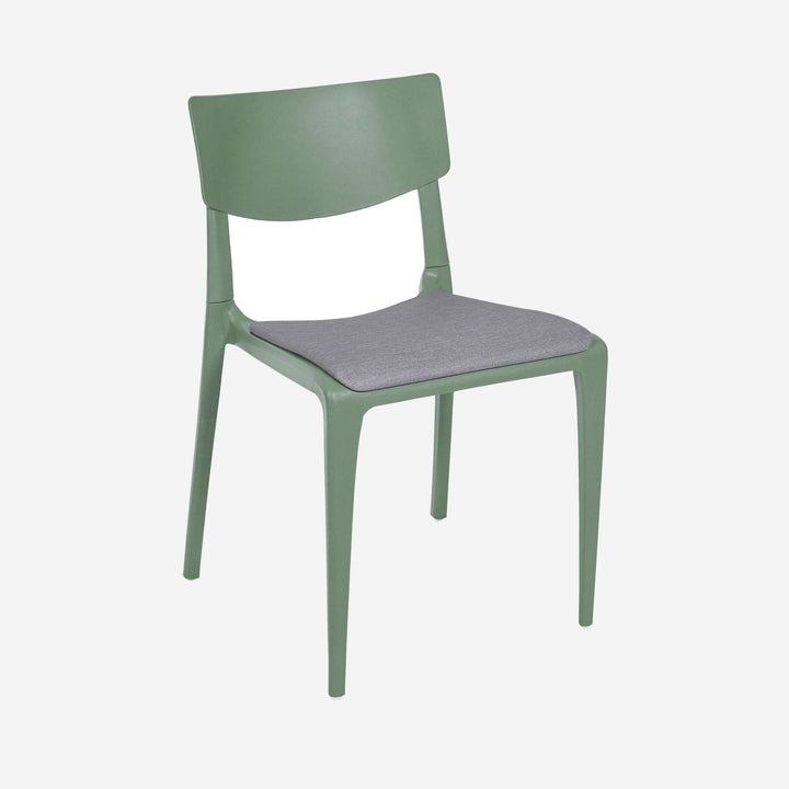 Silla polipropileno blanco sobre fondo gris de estudio