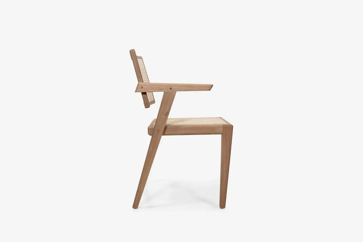 silla de comedor con apoyabrazo de roble y esterilla estilo moderno