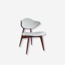silla tapizada color blanco y estructura de madera dovain studio