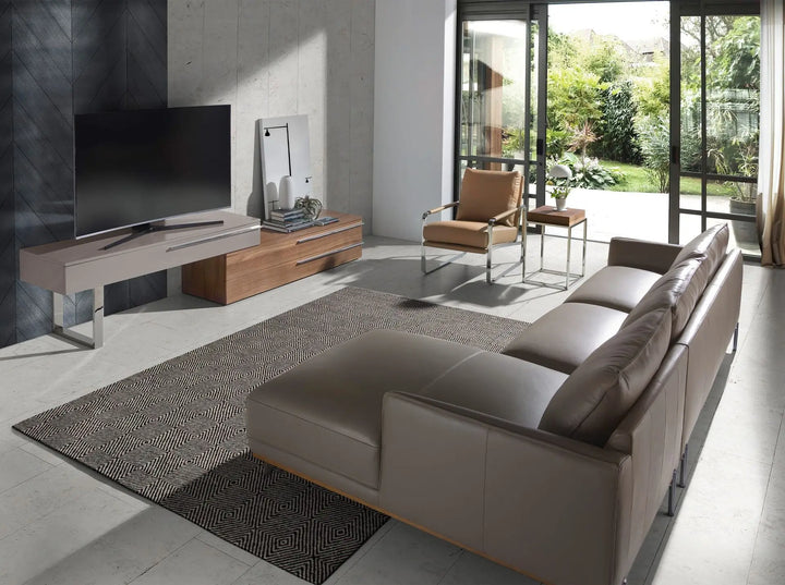 sillón de acento tapizado en polipiel marrón claro con estructura cromada 