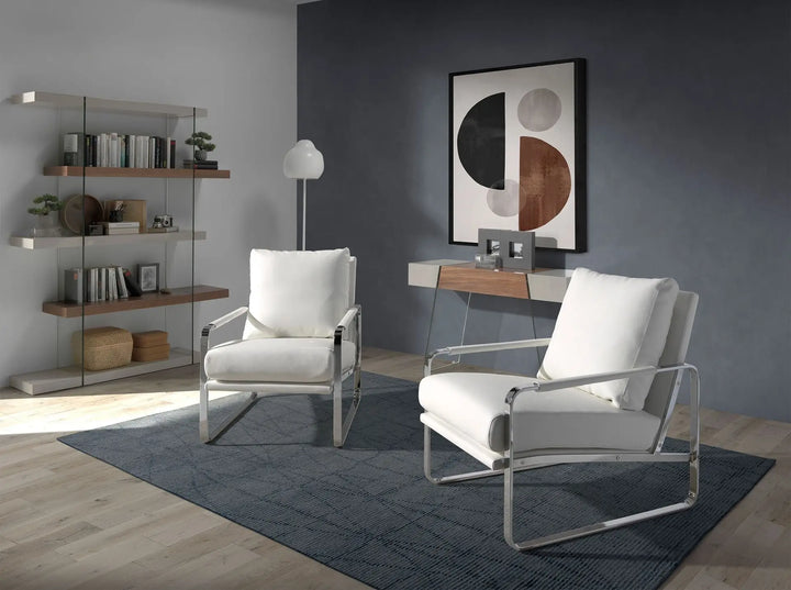 sillón blanco con estructura cromada y cojinería de polipiel, diseño ligero y sofisticado para interiores actuales