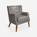 Sillón Chester piel gris oscuro sobre fondo gris de estudio