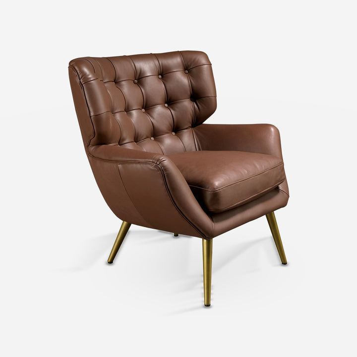 Sillón Chester piel marrón oscuro sobre fondo gris de estudio