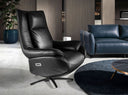 sillón giratorio tapizado en piel color negro, respaldo acolchado y soporte metálico de 5 patas