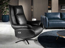 sillón giratorio tapizado en piel color negro, respaldo acolchado y soporte metálico de 5 patas