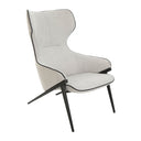 sillón contemporáneo con respaldo envolvente, tela clara y detalles en contraste oscuro
