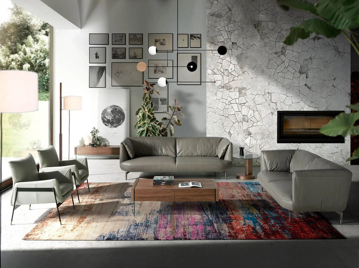 sillón de piel vacuno en tono blanco grisáceo con estructura metálica negra y diseño contemporáneo sofisticado