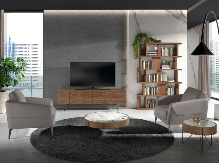 sillón contemporáneo tapizado en piel vacuno gris topo, estructura firme y diseño sofisticado

