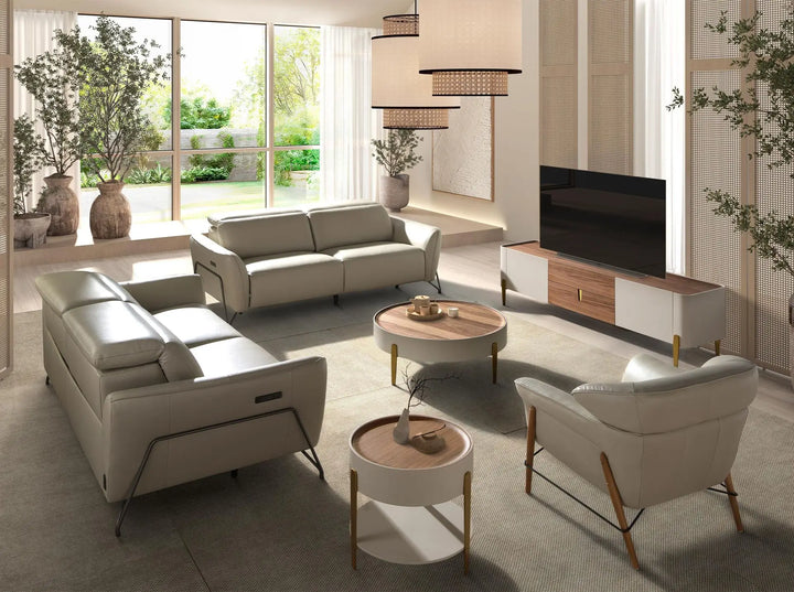 sillón contemporáneo tapizado en piel beige vacuno con base de madera clara y varilla metálica negra
