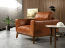 sillón de cuero marron con base de madera maciza y diseño de líneas limpias y modernas