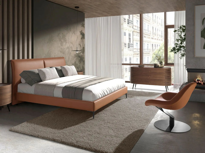 sillón de diseño curvo tapizado en piel marrón con base metálica giratoria en acabado negro mate