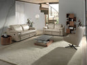 sillón ejecutivo contemporáneo en piel gris taupe con diseño envolvente y base giratoria negra