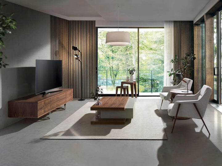 sillón elegante color claro con asiento amplio, brazos angulados y patas de hierro negro