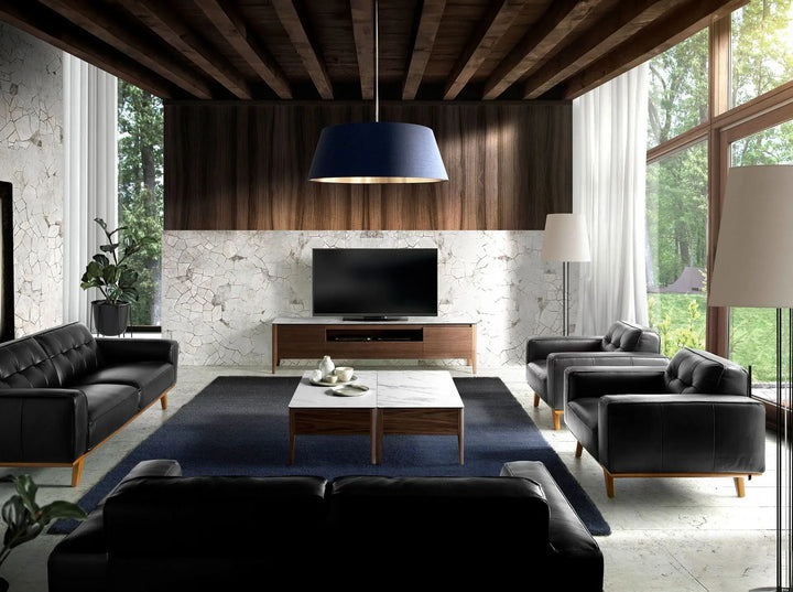 sillón elegante en piel negra con detalles de madera natural y cojinería acolchada de diseño cuadrado

