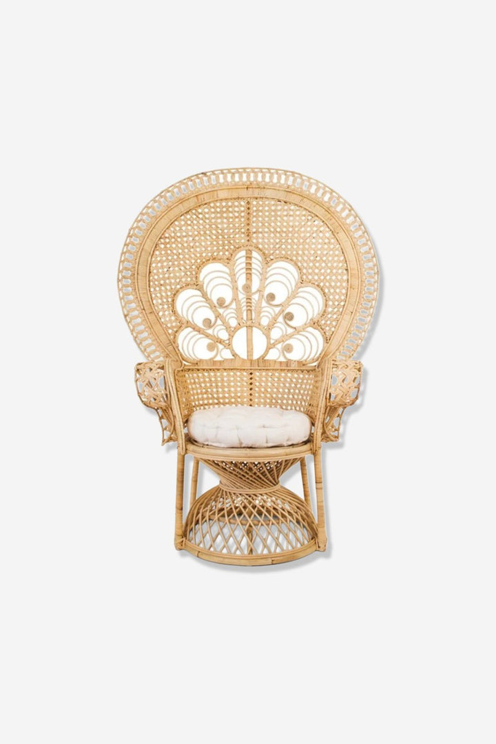 Sillón Emmanuelle ratán natural con cojín sobre fondo gris de estudio