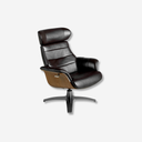sillón tapizado en piel negra, giratorio y reclinable, con estructura de madera y base metálica negra

