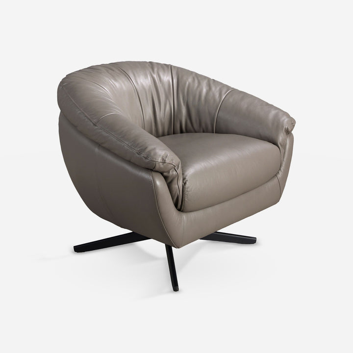 Sillón giratorio piel gris sobre fondo gris de estudio