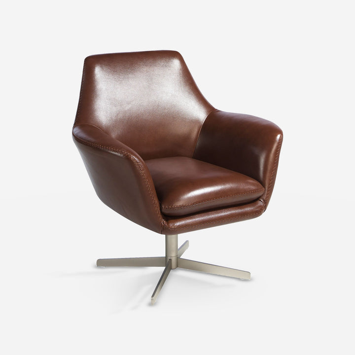 Sillón giratorio piel marrón sobre fondo gris de estudio