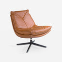 Sillón giratorio piel marrón sobre fondo gris de estudio