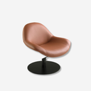 sillón giratorio de piel marrón con base redonda metálica negra y diseño moderno curvo