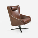 Sillón giratorio piel marrón coñac sobre fondo gris de estudio
