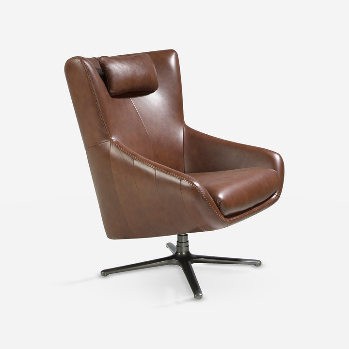 Sillón giratorio piel marrón coñac sobre fondo gris de estudio