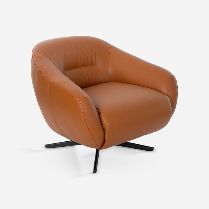 Sillón giratorio piel marrón sobre fondo gris de estudio