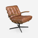Sillón giratorio piel marrón oscuro y nogal sobre fondo gris de estudio