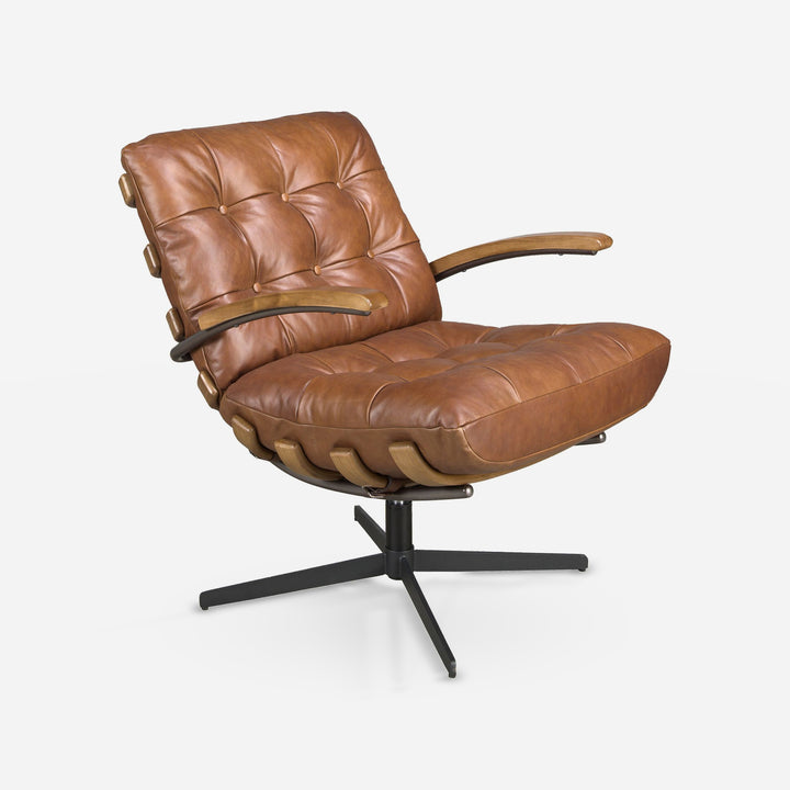 Sillón giratorio piel marrón oscuro y nogal sobre fondo gris de estudio