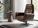 sillón giratorio tapizado en piel vacuno color marrón chocolate con respaldo alto y base metálica negra