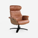 Sillón giratorio reclinable piel camel sobre fondo gris de estudio