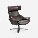 Sillón giratorio reclinable piel marrón chocolate sobre fondo gris de estudio