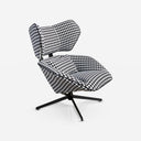 Sillón giratorio tela blanca y negra sobre fondo gris de estudio