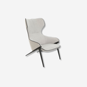 sillón lounge con respaldo alto, tapizado en tela clara con borde oscuro y patas metálicas negras