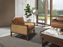 sillón en madera maciza con asiento de cuero marrón y laterales en rejilla de mimbre trenzado