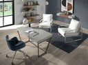 sillón contemporáneo blanco con base de metal cromado y cojines de polipiel acolchados, ideal para salas modernas