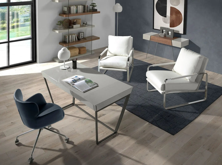 sillón contemporáneo blanco con base de metal cromado y cojines de polipiel acolchados, ideal para salas modernas