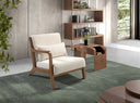 sillón de estilo mid-century con marco de madera y tapizado blanco texturizado tipo bouclé