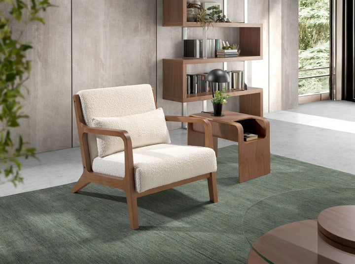 sillón de estilo mid-century con marco de madera y tapizado blanco texturizado tipo bouclé