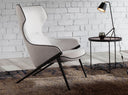 sillón moderno de respaldo alto, contorno oscuro y estructura metálica, ideal para salas elegantes