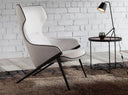 sillón moderno de respaldo alto, contorno oscuro y estructura metálica, ideal para salas elegantes