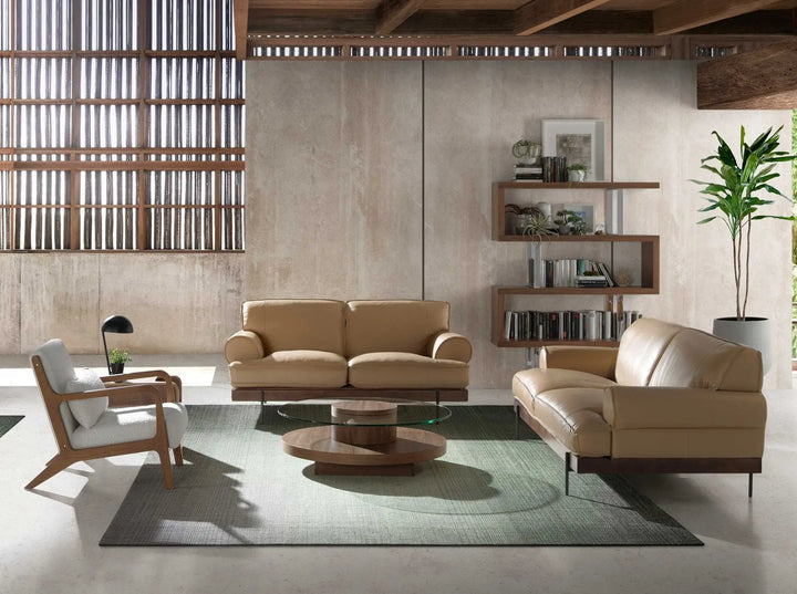 sillón moderno clásico con brazos de madera curvada y asiento blanco suave de textura gruesa